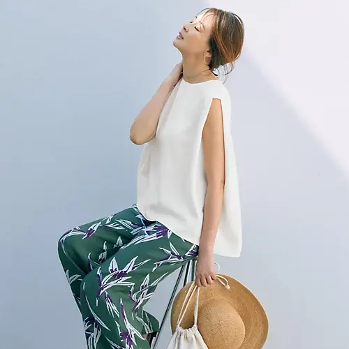 【50代のおしゃれ】気温30度超えも快適に過ごせる！体型カバー、二の腕細見えが叶う大人ノースリーブ12選