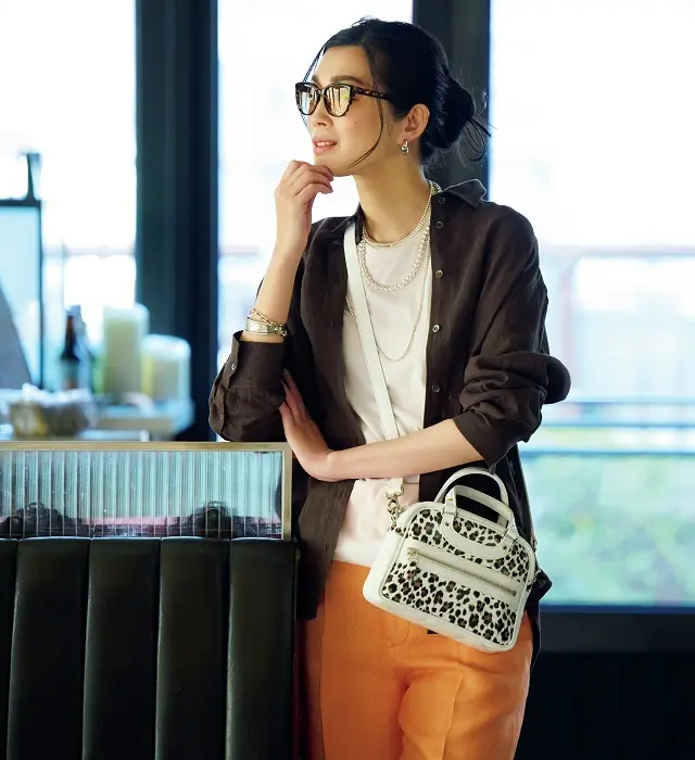 胸もと＆手首の上級レイヤードで リネンシャツに洗練の輝きをプラス