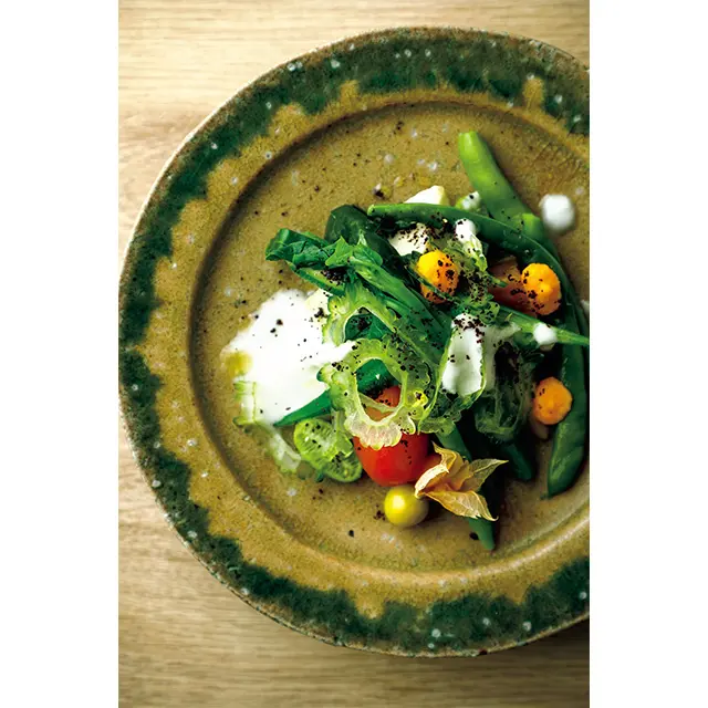 色とりどりの生や火 入れした野菜を塩麹やに んじんドレッシングで味 わうひと皿。