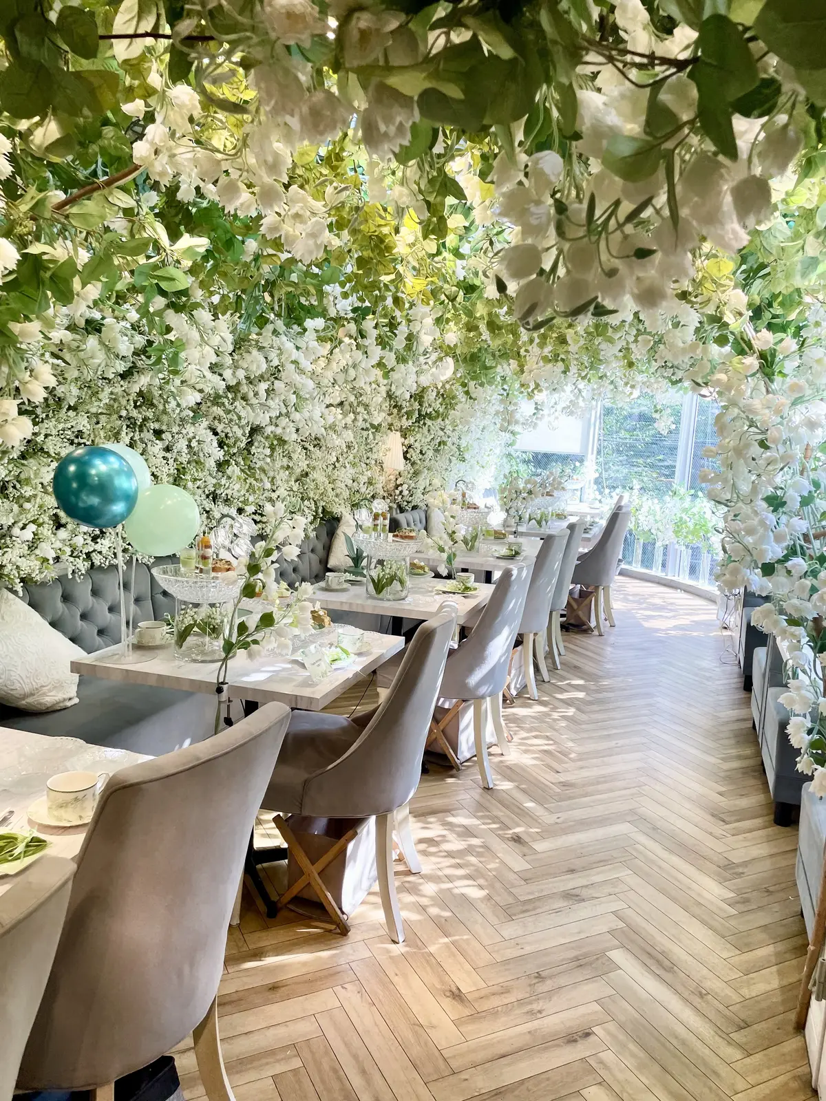 夏、夏ワンピース、夏ワンピ、ワンピ、白ワンピ、ロングヘア、黒髪、黒髪ロング、HAUTE COUTURE・CAFE nakameguro 、HAUTE COUTURE・CAFE 、中目黒、アフタヌーンティー、マスカット、すずらん、ケーキ、スイーツ、花束、ピンクの花束、白ワンピース、ホワイト、ホワイトワンピース、ワンピース、ノースリーブ、ノースリーブワンピース、パフェ、アイス、お花、お花の世界、お花の内装、店内、お花の店内、お花の装飾、アフタヌーンティー専門店、Shine Muscat Afternoon tea、たっぷりフルーツのすずらんsoda付き、 7/3~9/16期間限定、期間限定、お花のアーチ、すずらんのアーチ