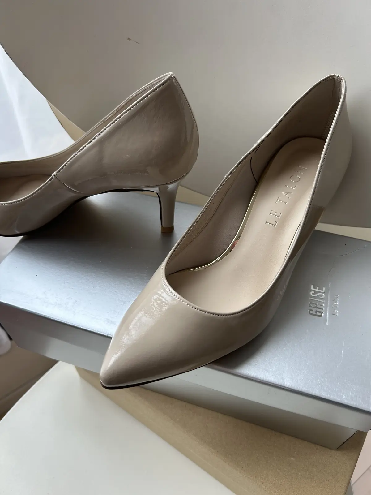 グレージュパンプス　エナメルパンプス