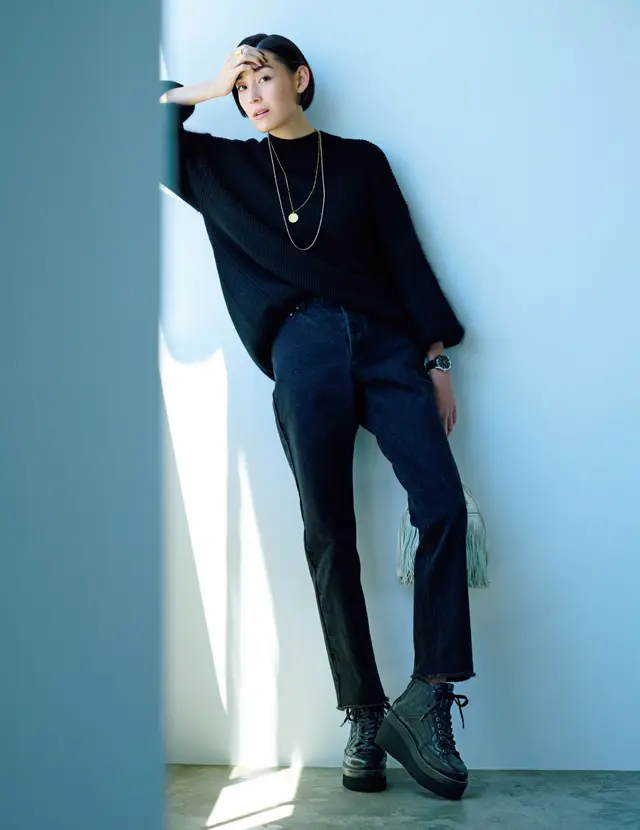 黒ショートブーツのコーデのLIZA