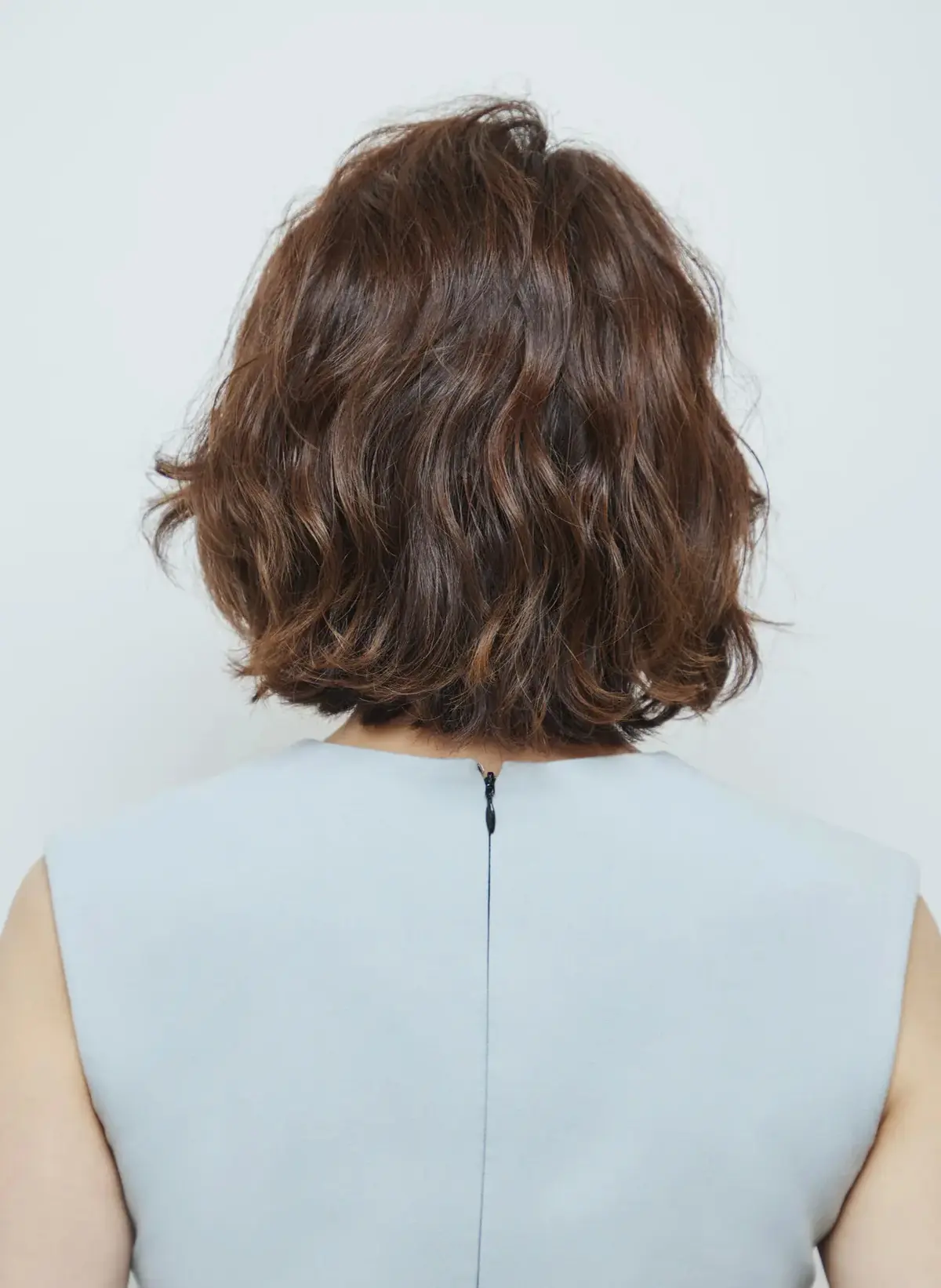 くせ毛を今どきのニュアンスにチェンジ！ パーマで魅せる優しげボブ【50代髪型・ヘアスタイル】