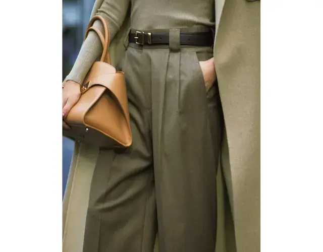 【富岡佳子さんのマイスタイル】ワントーンでもさまになる極上マニッシュパンツを主役に
