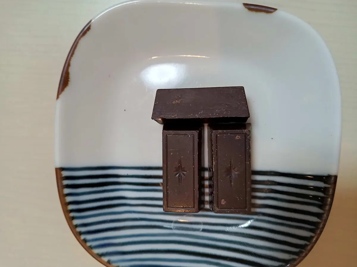 OurAge×Webエクラ　こちらはカカオ77％表示の高カカオチョコレート（12g）。