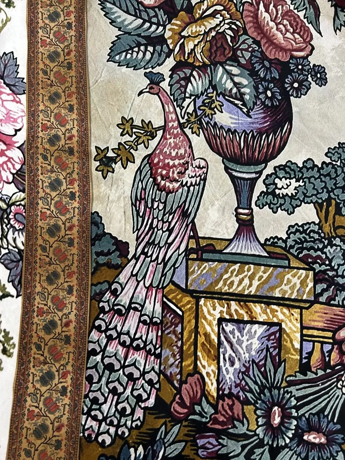 独創的な色柄が芸術作品のようなストール の画像_3