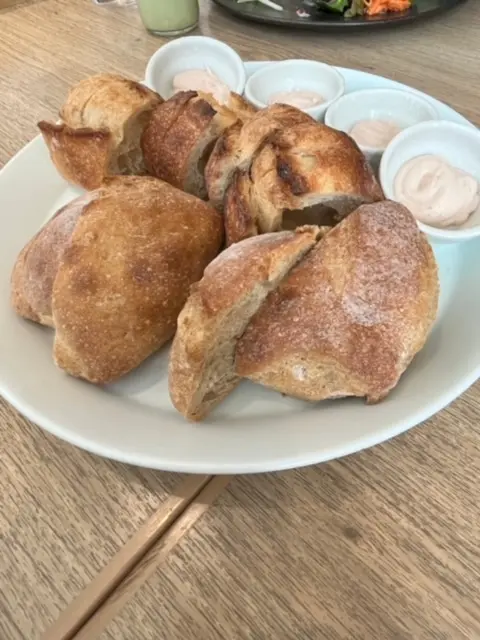 自家製天然酵母パンとリンゴバター　　一人2個ずつね