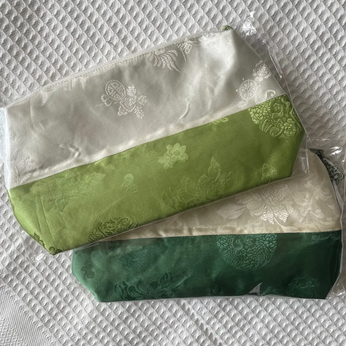 韓国のお土産　緑のポーチ