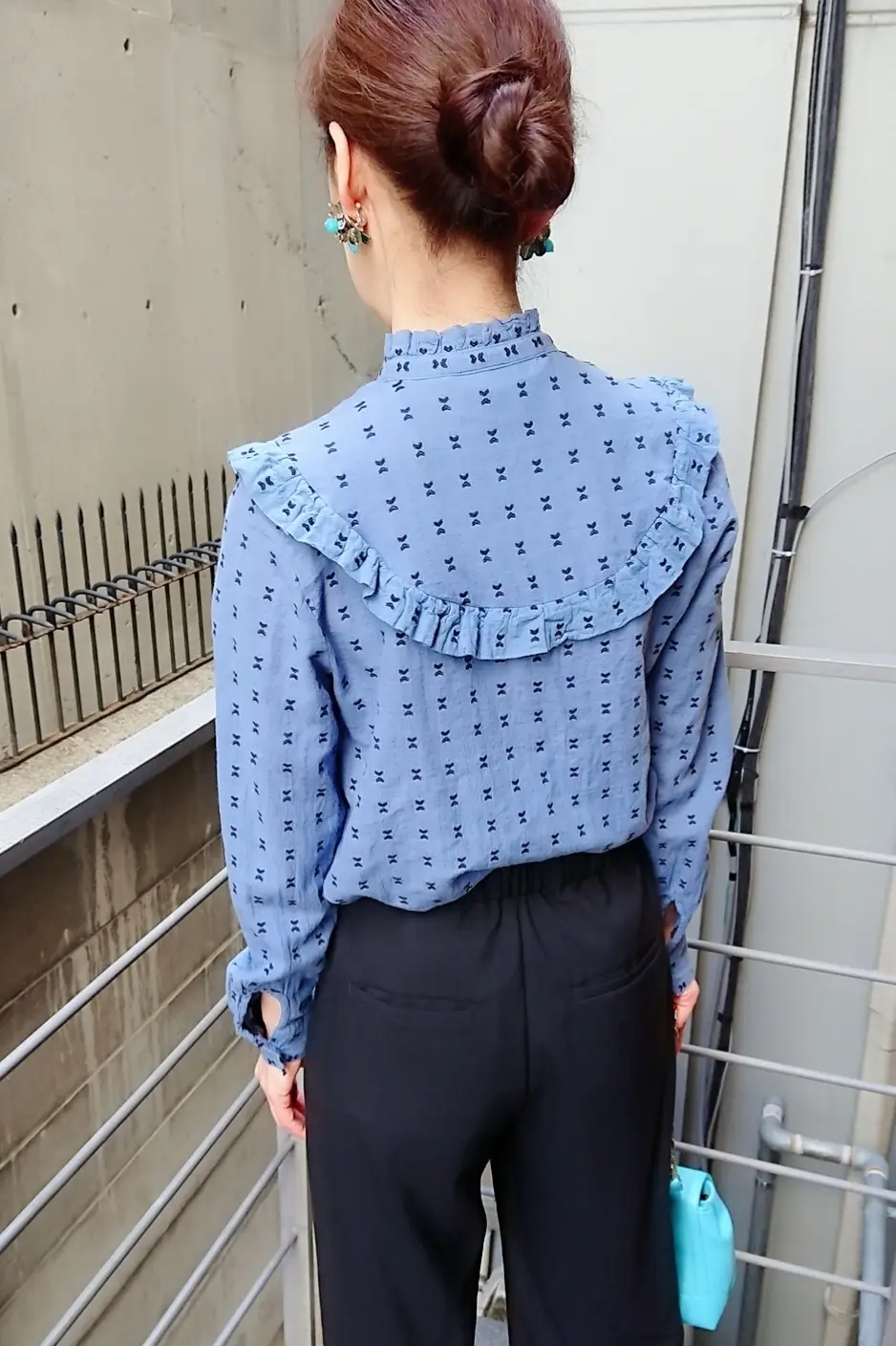 お団子ヘア ブルーブラウス