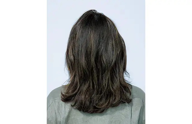 「うねり」や「くせ毛」悩みはゆるいスパイラルパーマで解消！【50代髪型・ヘアスタイル】