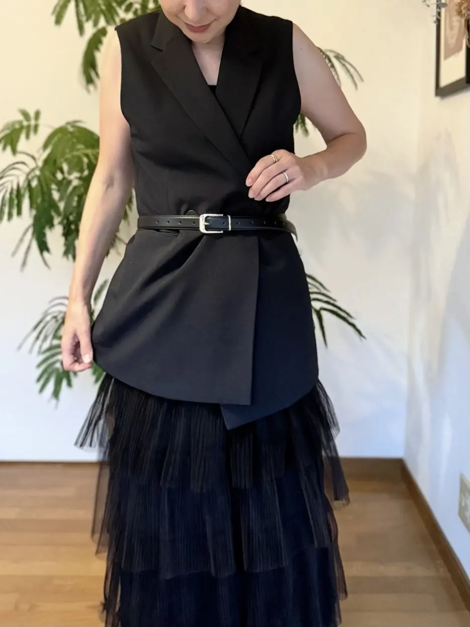 GU黒ジレ　黒のチュールスカート　黒ベルト　アラフィフ　50代　ジレコーデ