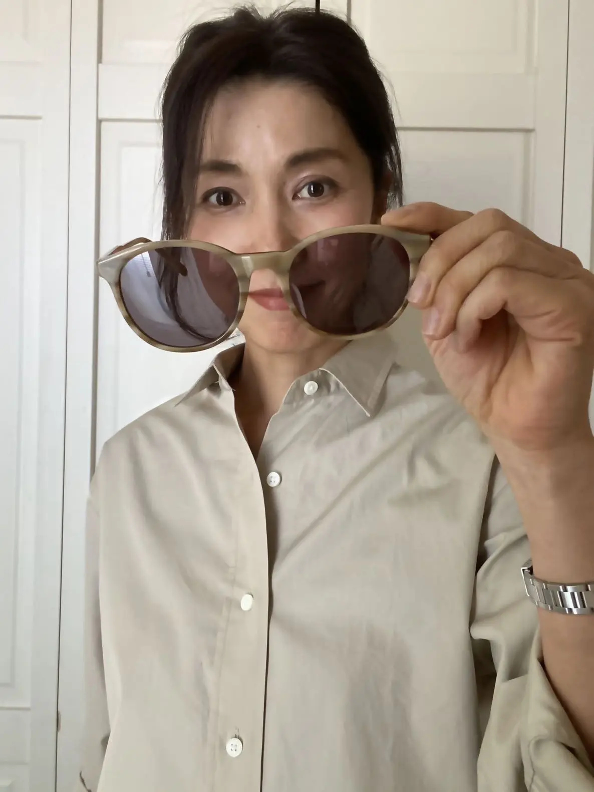 初夏の日差しにサングラスと帽子の画像_2