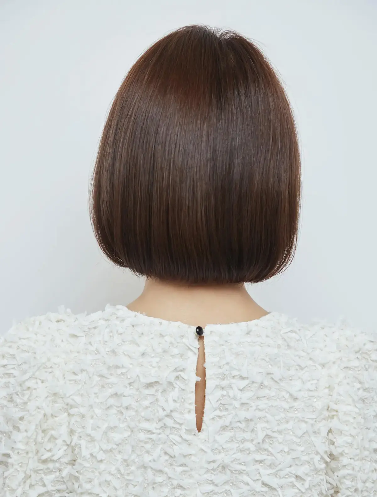 あごラインのコンパクトなボブで、大人のツヤ髪を最大限に活かす