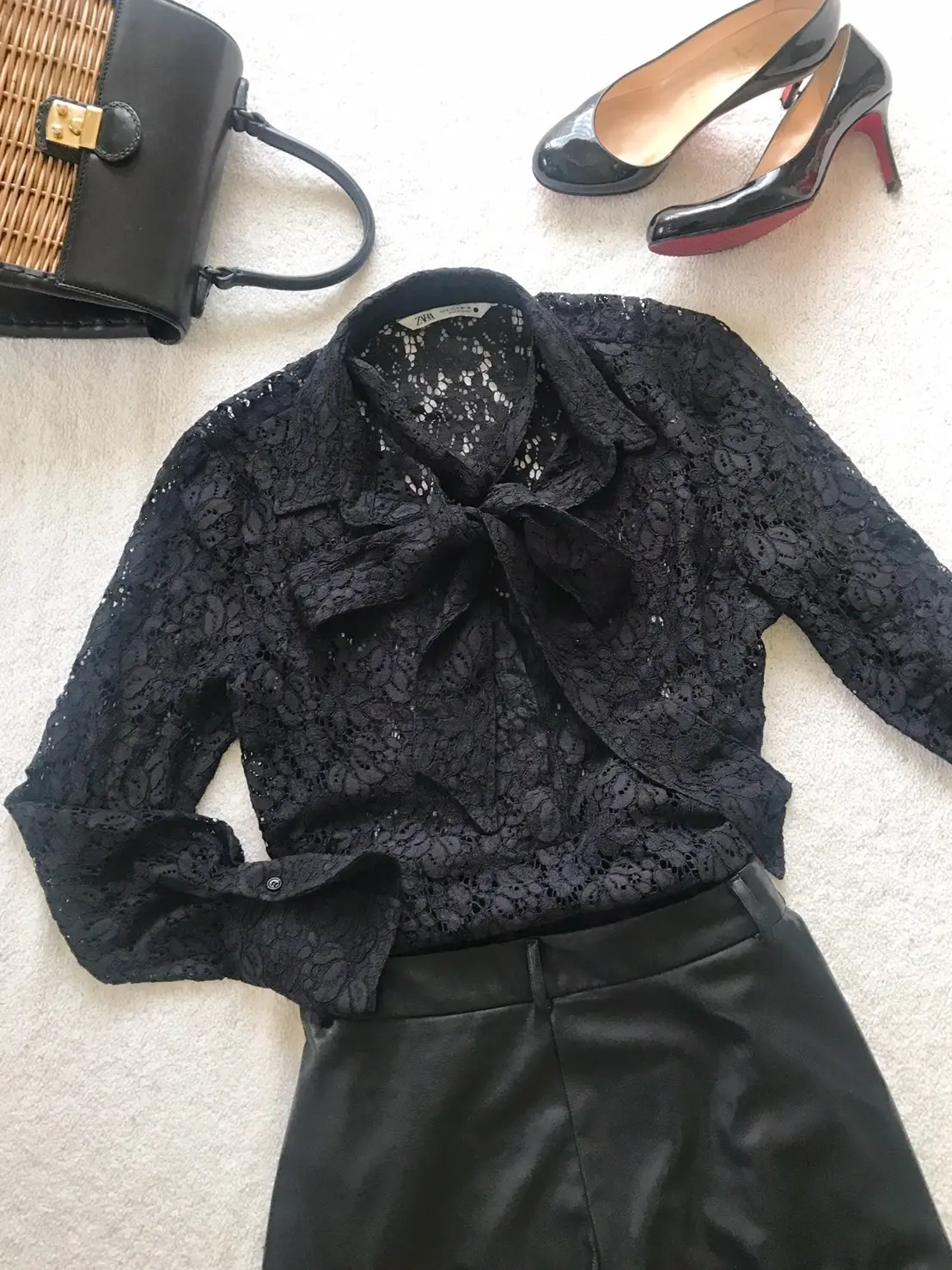 ZARAの黒レースブラウスの画像_1