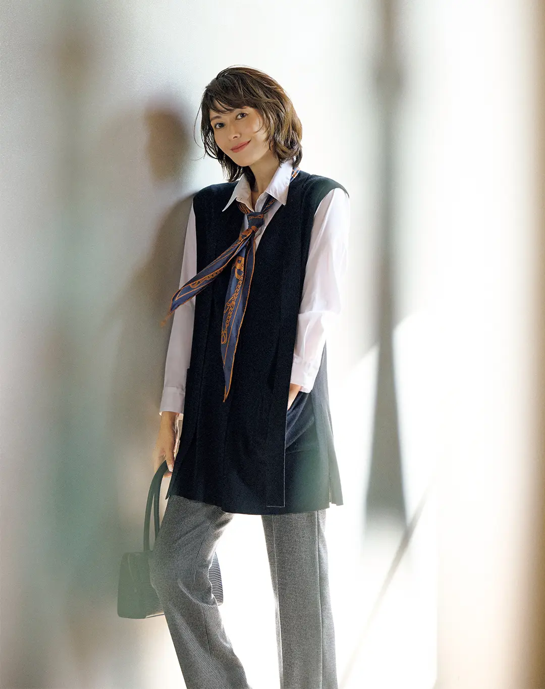 優しげに、すっきり着こなせるニット素材のジレ。旬のレイヤードも思いのままに