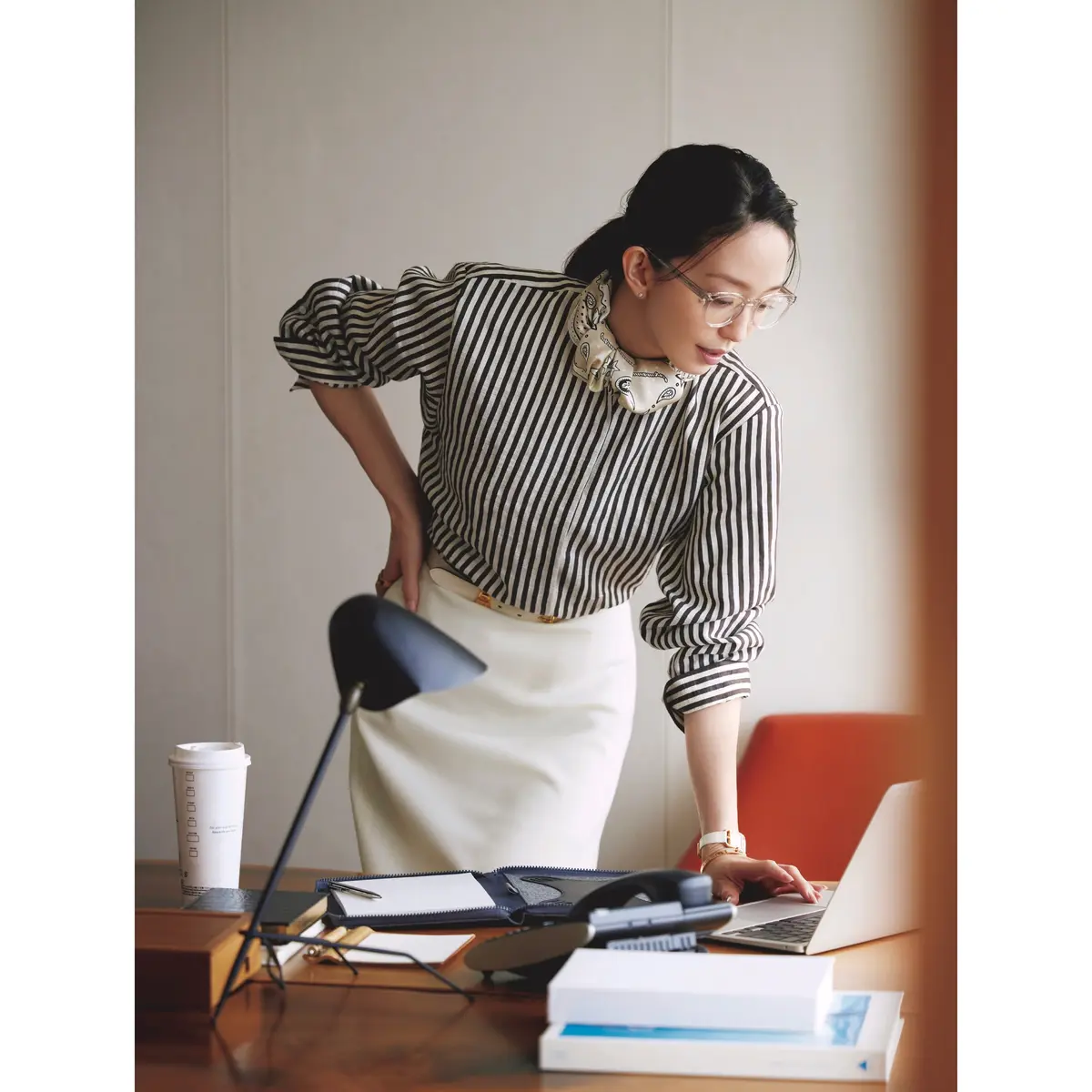 黒×白ストライプシャツの首元にペイズリー柄スカーフを巻き、白タイトスカートを合わせたコーディネート　モデル・松島花