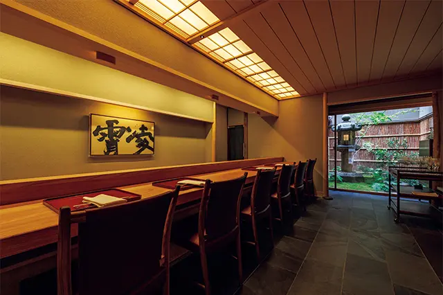 数寄屋建築 の第一人者「中村外 二工務店」の監修の もと改装された店内