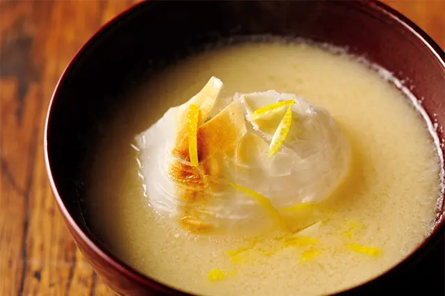 締めは焼いたお餅に白味噌のだしをかけて、柚子の皮を散らしても。