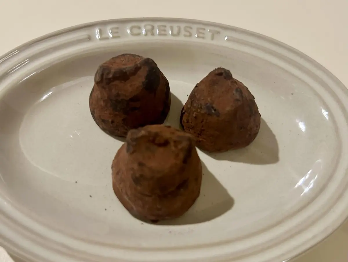 OurAge×Webエクラ　こちらが高カカオではないチョコレート。市販のトリュフタイプを３個