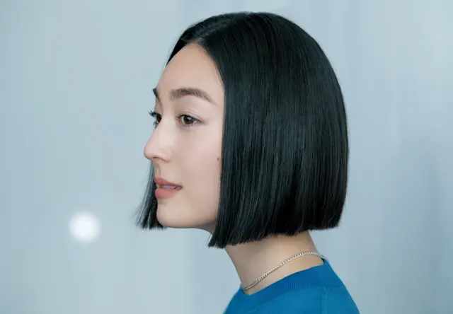 すとんと落ちるフォルムで面の美しさを見せる　LIZAさんのワンレンボブヘア