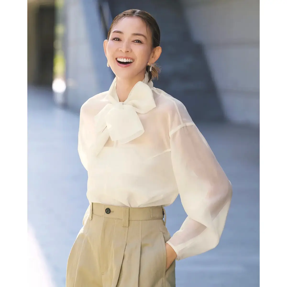 顔色がよく見えるアイボリーのボウタイブラウスで、通勤コーデの好感度をアップ！