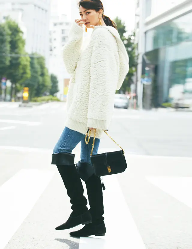 RINAが着こなすチェーンバッグ×ロングブーツコーデ