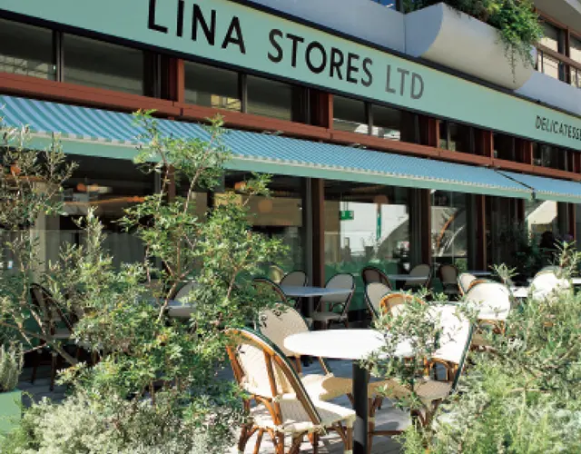 表参道駅からすぐ。広々としたテラス席も