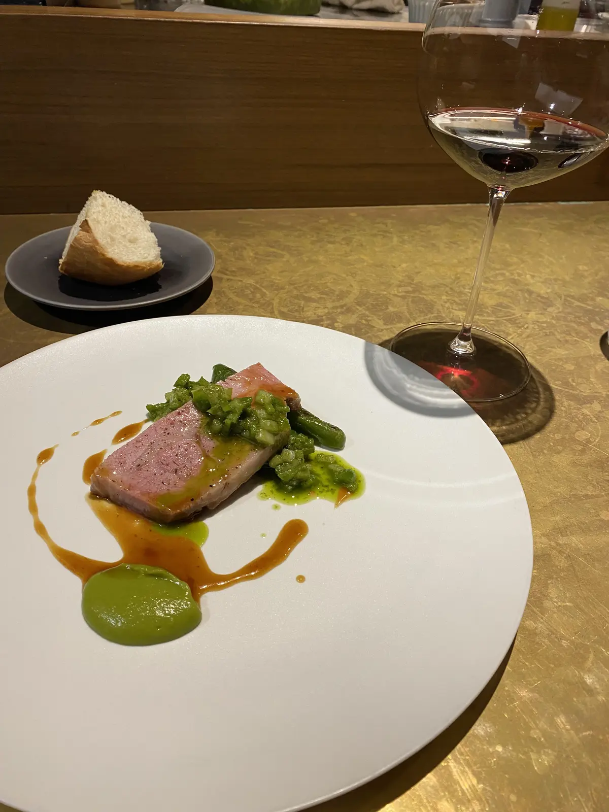 豚肉のロティとグリーンソースの盛り付け