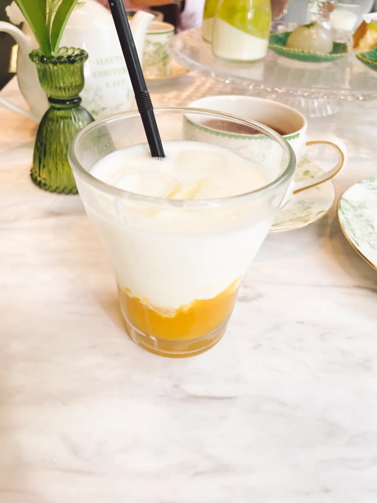 夏、夏ワンピース、夏ワンピ、ワンピ、白ワンピ、ロングヘア、黒髪、黒髪ロング、HAUTE COUTURE・CAFE nakameguro 、HAUTE COUTURE・CAFE 、中目黒、アフタヌーンティー、マスカット、すずらん、ケーキ、スイーツ、花束、ピンクの花束、白ワンピース、ホワイト、ホワイトワンピース、ワンピース、ノースリーブ、ノースリーブワンピース、パフェ、アイス、お花、お花の世界、お花の内装、店内、お花の店内、お花の装飾、アフタヌーンティー専門店、Shine Muscat Afternoon tea、たっぷりフルーツのすずらんsoda付き、 7/3~9/16期間限定、期間限定、バースデー、バースデープラン、バースデーケーキ、デコレーションケーキ、ホールケーキ、マンゴーラッシー、ラッシー