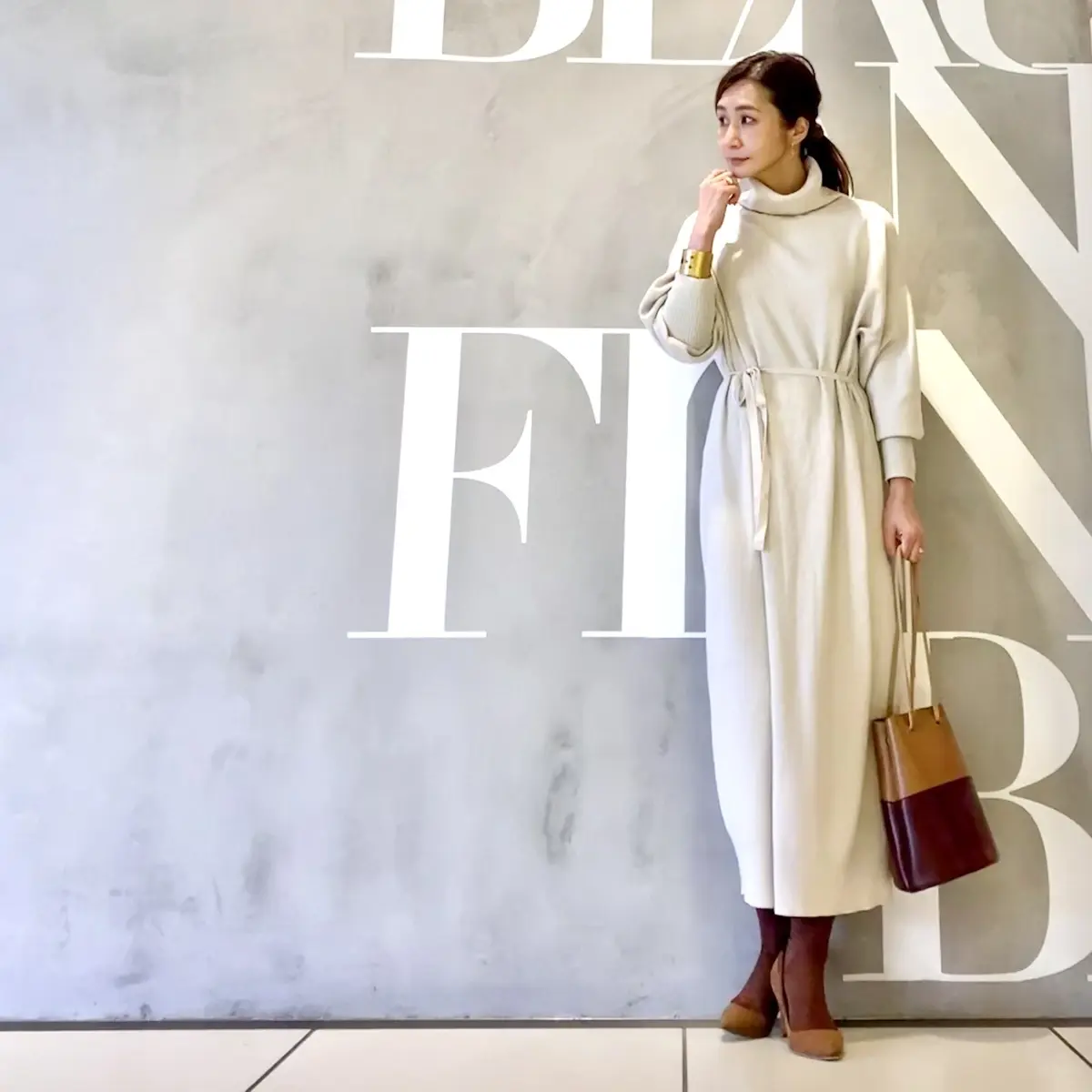 ベージュのニットワンピース