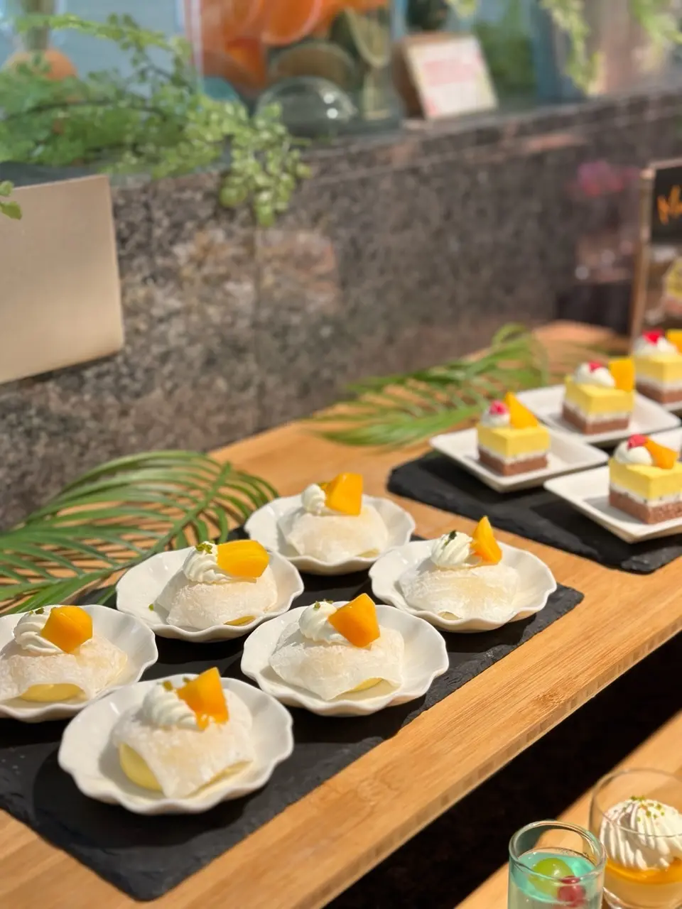 夏のブラックコーデでトロピカルなホテルブの画像_13