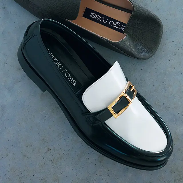 ブランドロゴが刻印されたメタルバックルが特徴。春夏に活躍するバイカラーローファー。