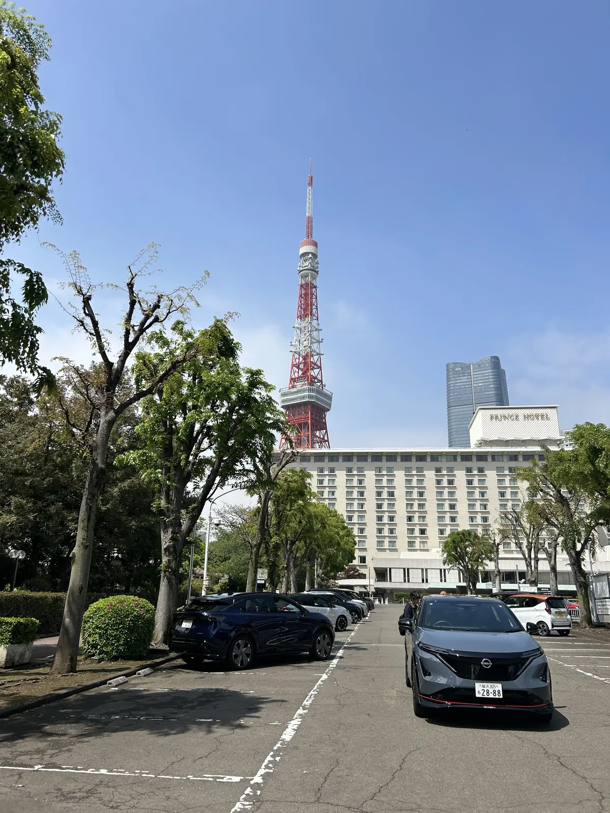 東京タワーを前にずらりと並ぶ日産車