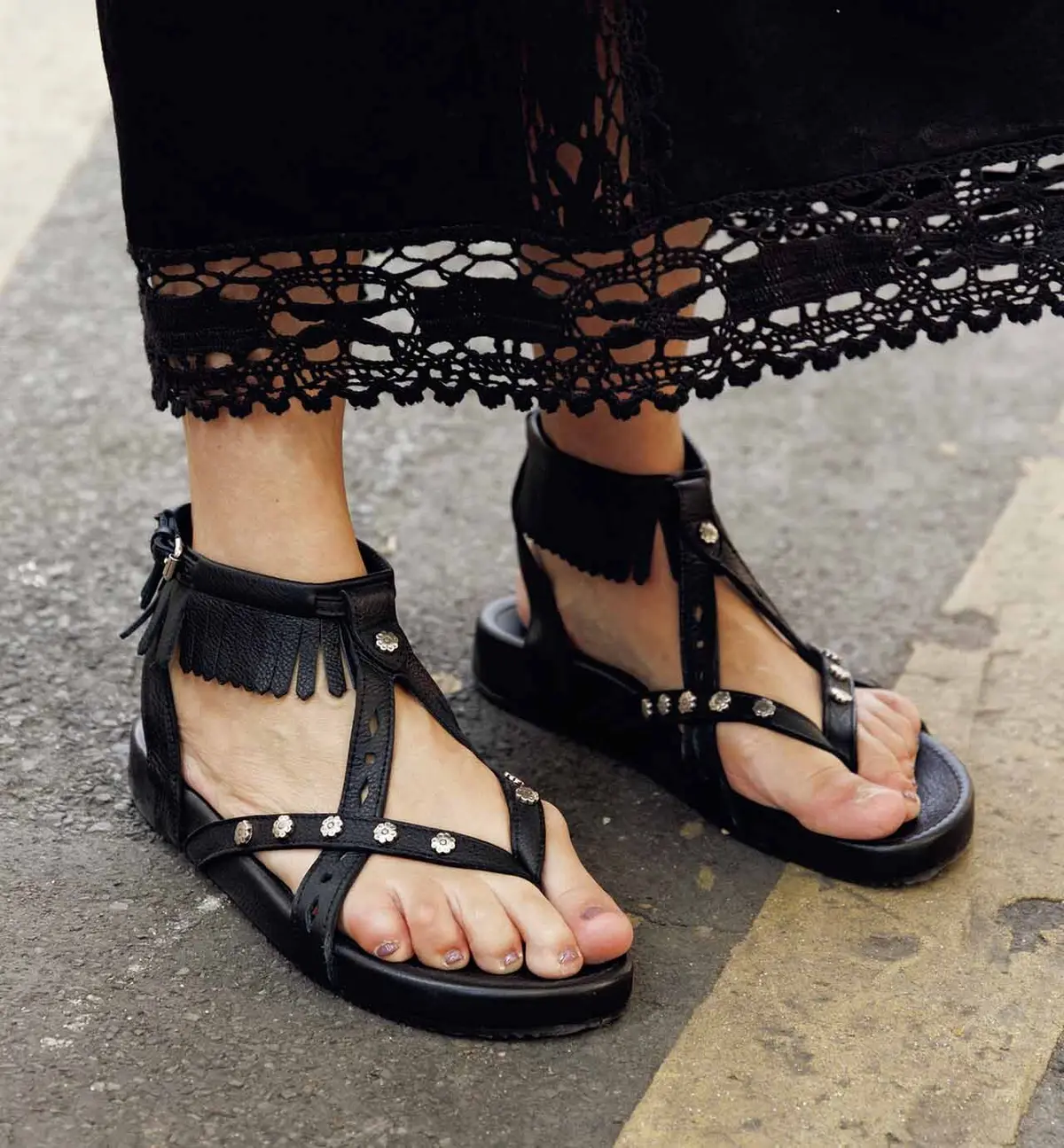 イネス（インテリアデザイナ ー／パリ）フリンジとお花のスタッズが効いたイザベル マランの サンダル