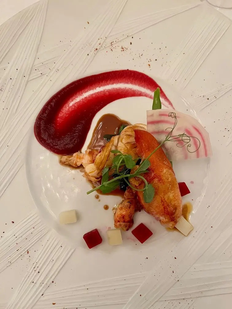 「ペリエ ジュエ ベル エポック」アニバーサリーイベントの料理“フリルのように幾重にも重なりあう豊かさと繊細さのユーストマのブーケ”