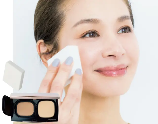 フラット面でファンデーションを全体に薄くのばす