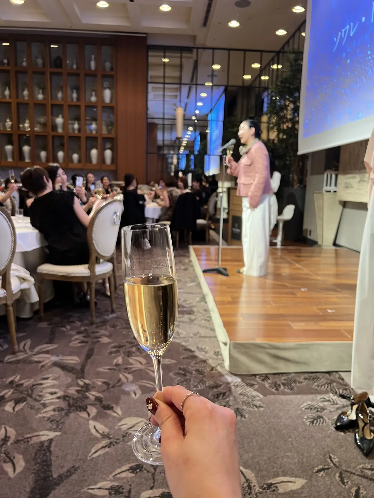 編集長のご挨拶から始まって皆で乾杯?