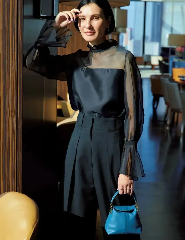 「素肌が透ける」エレガントなトップス