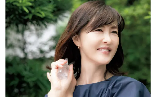 美容ジャーナリスト 安倍佐和子さん 首にも吹きかけ体感温度を下げる
