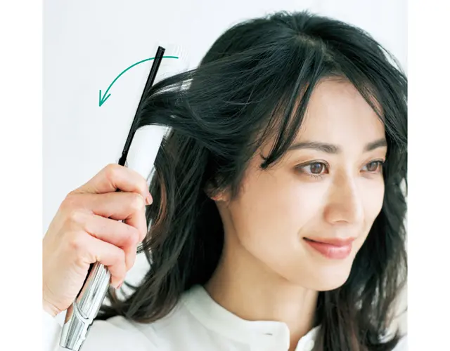 耳前の毛束全体をリバース巻き