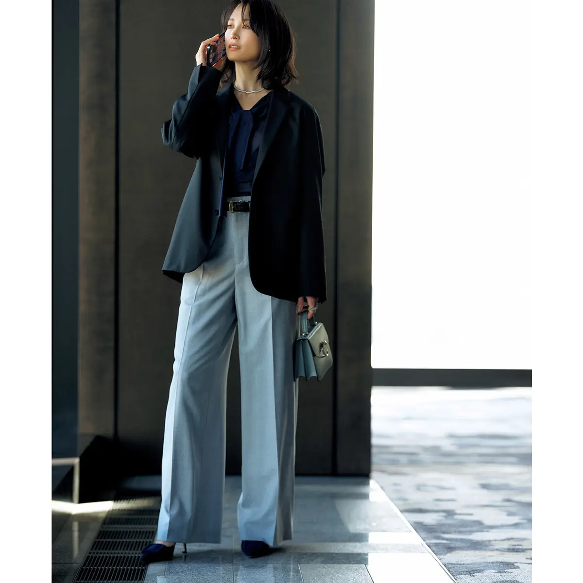 ブラックジャケットとグレーパンツのコーデ　モデル・黒田エイミ