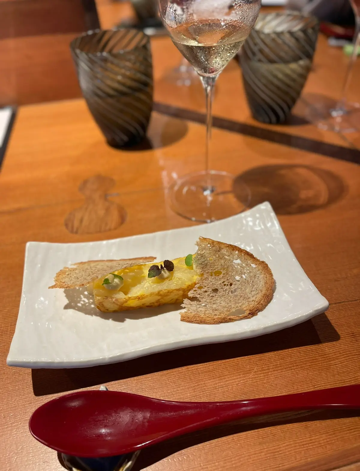 GUシャツをインしたネイビーコーデで鎌倉の画像_8