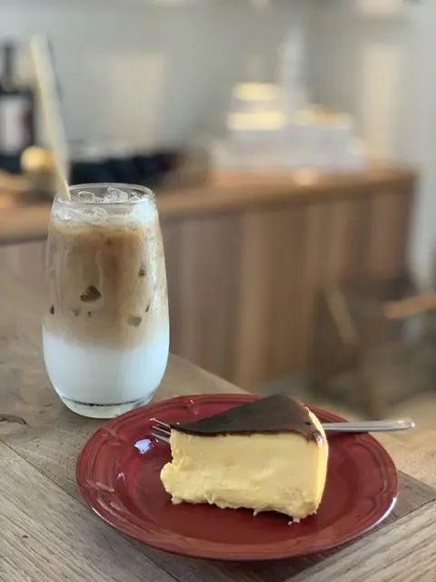 オフショルダーシャツで赤坂のcafeへの画像_1