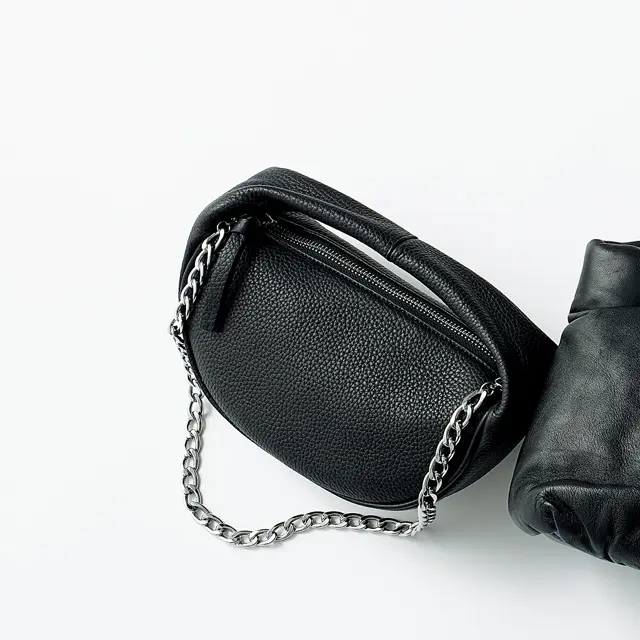 バッグ￥66,000／バーニーズ ニューヨーク カスタマーセンター（バイファー）