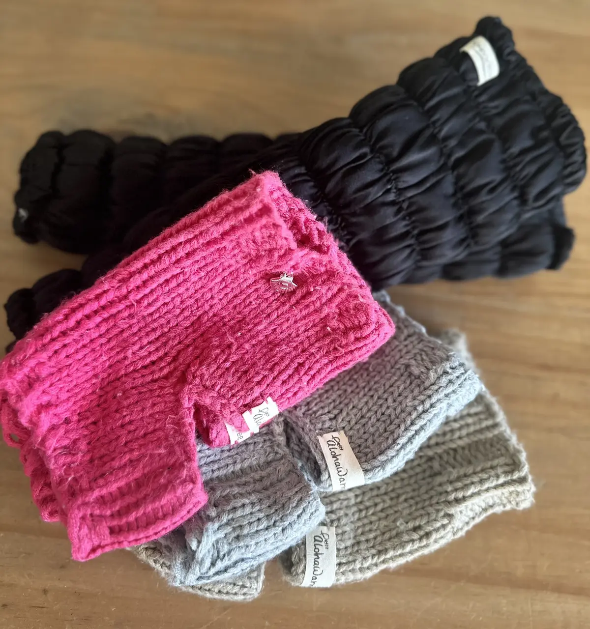 更年期対策　「首と名がつくパーツはとにかく冷やしてはいけないと伯母からの強いススメでシルク、ウール素材のレッグウォーマーはシーズン問わずに愛用。冷え性対策として足首ソックスを履いてると、まわりの皆さんからも可愛いと褒められ、真似して購入する友人もいたりして、気分もあがっちゃいます（笑）」（53歳 会社員）