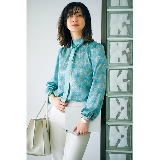 美しいブルートーンに 上品な花々が映える、 シルクサテンのボウタイ