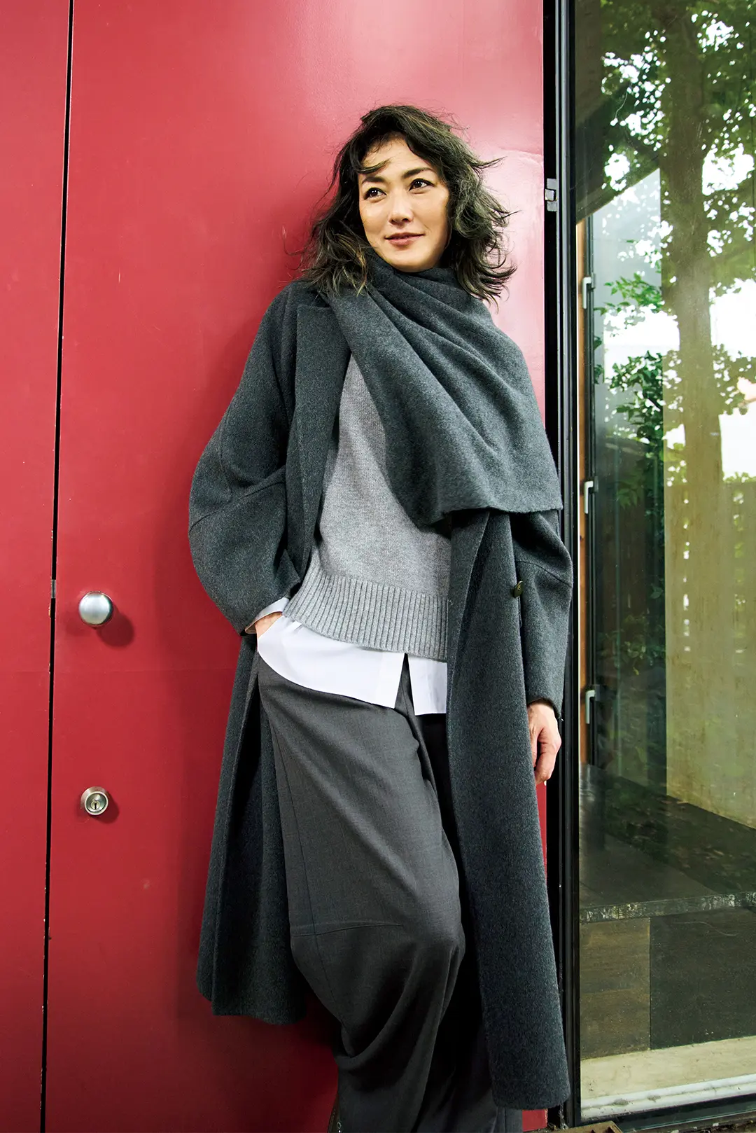 カシミヤを重ねたグレーのルックに効かせる白のアクセント