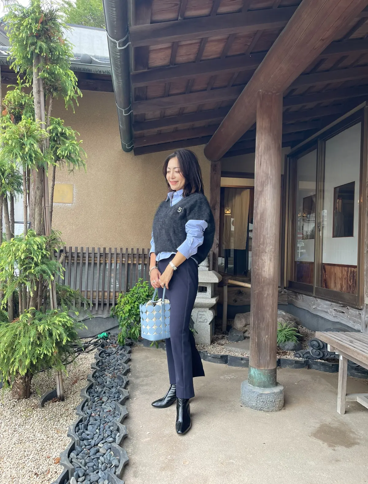 GUシャツをインしたネイビーコーデで鎌倉の画像_14