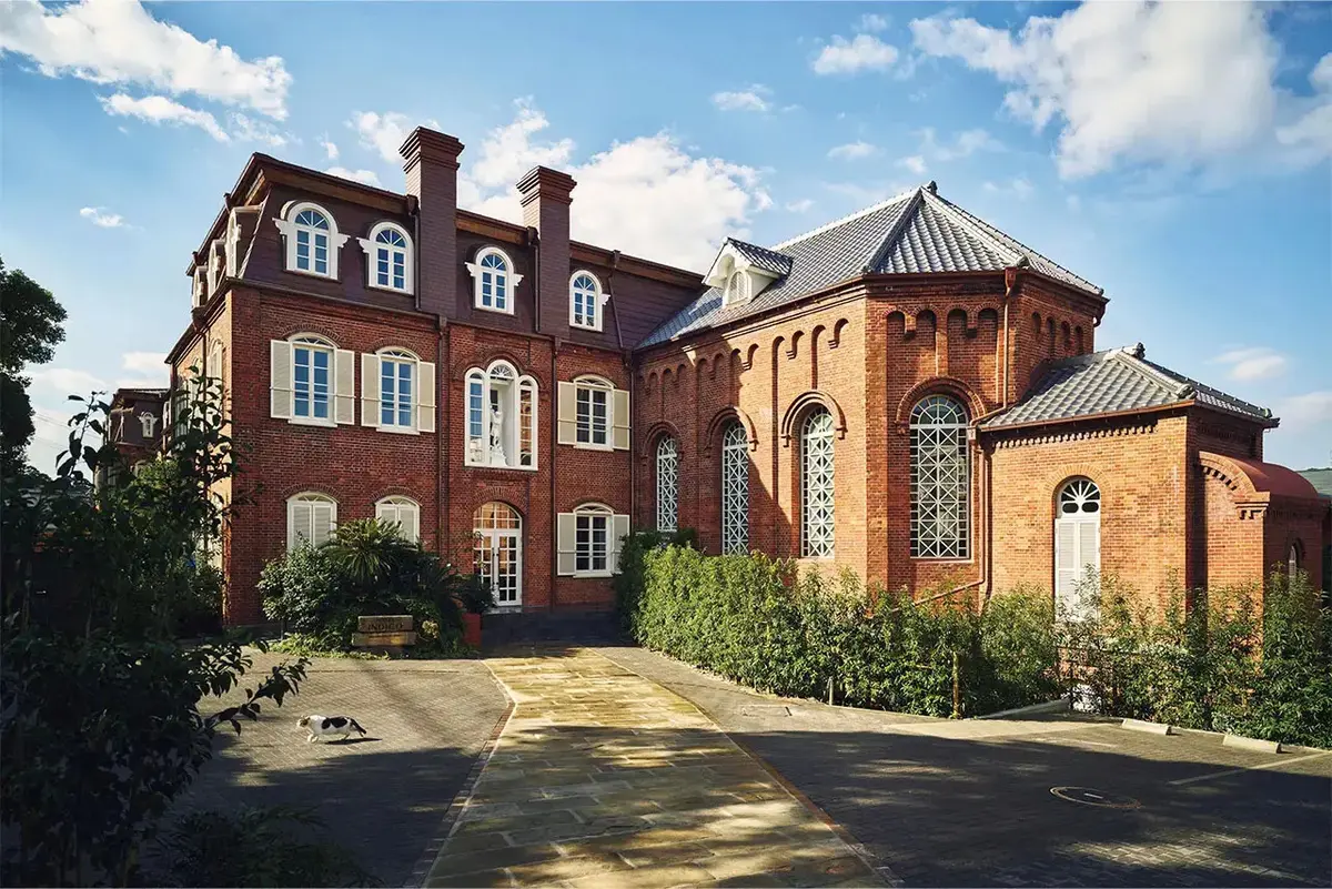 客室のクロゼット部分は、「和・華・蘭」モチーフを取り入れた個性的なパターンで彩られている