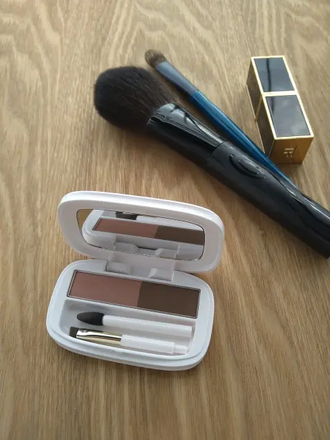 アイブロウコンパクトとブラシとリップ
